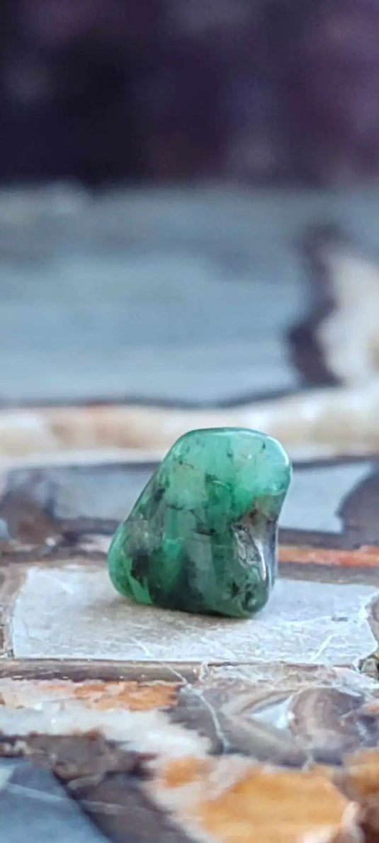 Emeraude cristallisée de Colombie pierre roulée Grade A++++ Emeraude pierre roulée