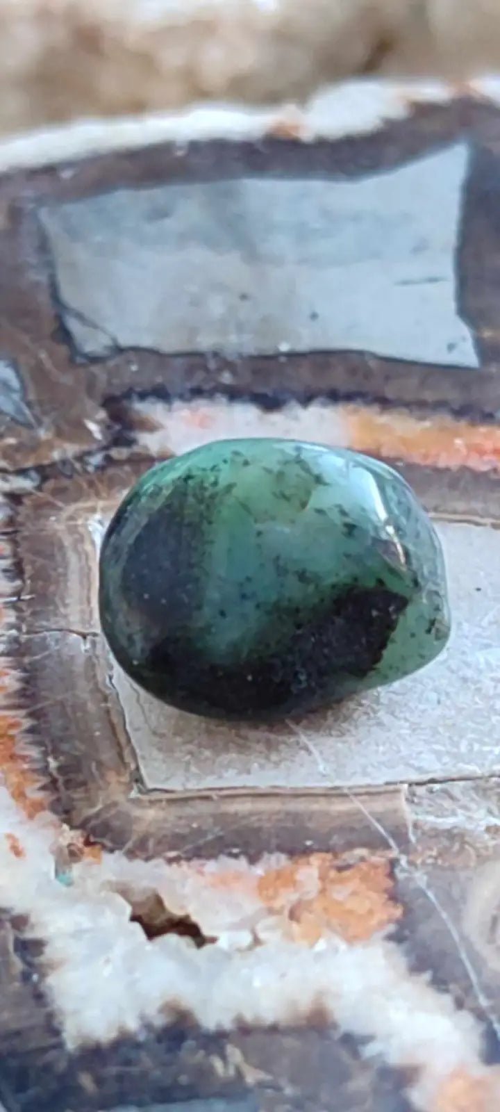 Load image into Gallery viewer, Emeraude cristallisée de Colombie pierre roulée Grade A++++ Emeraude pierre roulée
