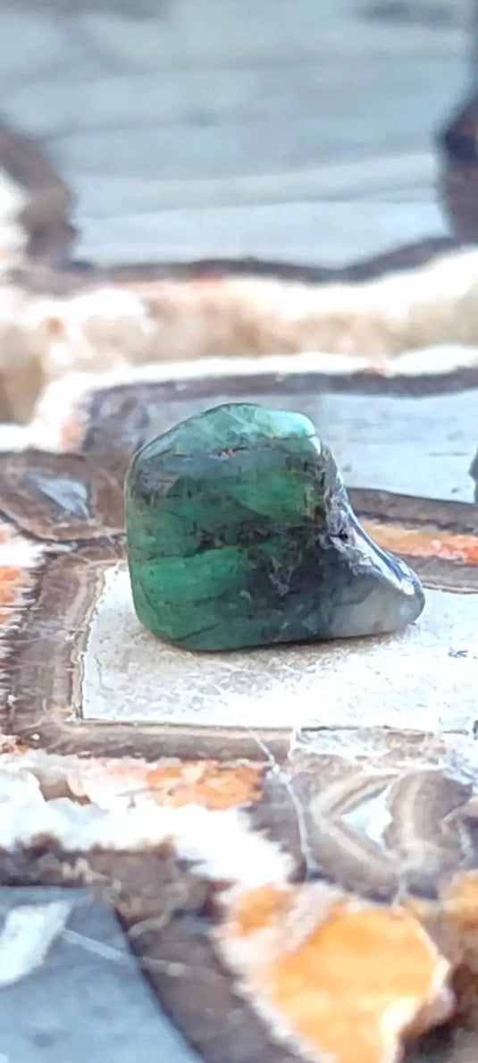 Emeraude cristallisée de Colombie pierre roulée Grade A++++ Emeraude pierre roulée