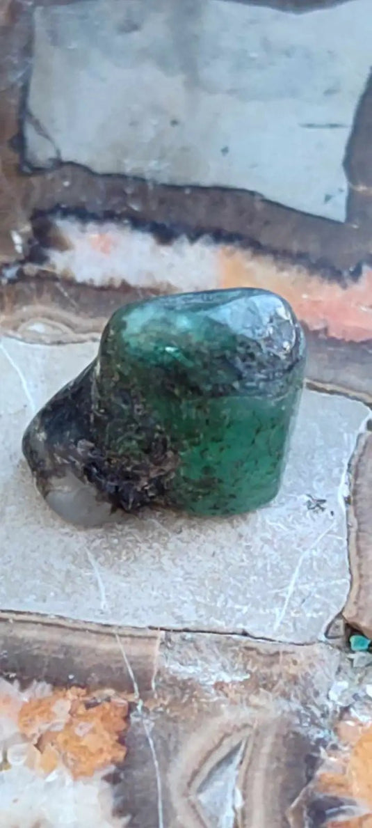 Emeraude cristallisée de Colombie pierre roulée Grade A++++ Emeraude pierre roulée