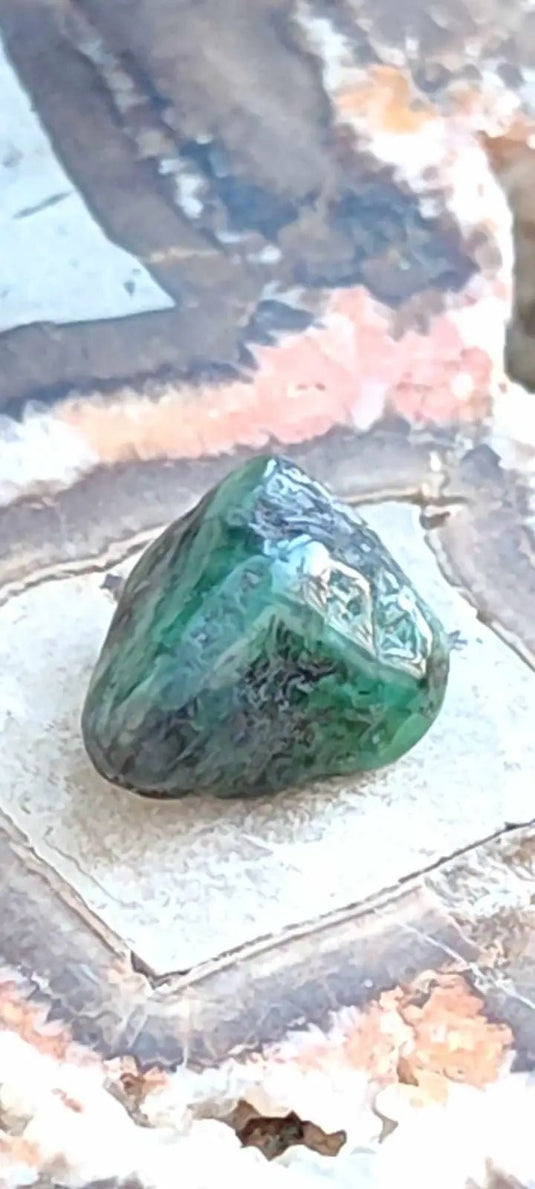 Emeraude cristallisée de Colombie pierre roulée Grade A++++ Emeraude pierre roulée