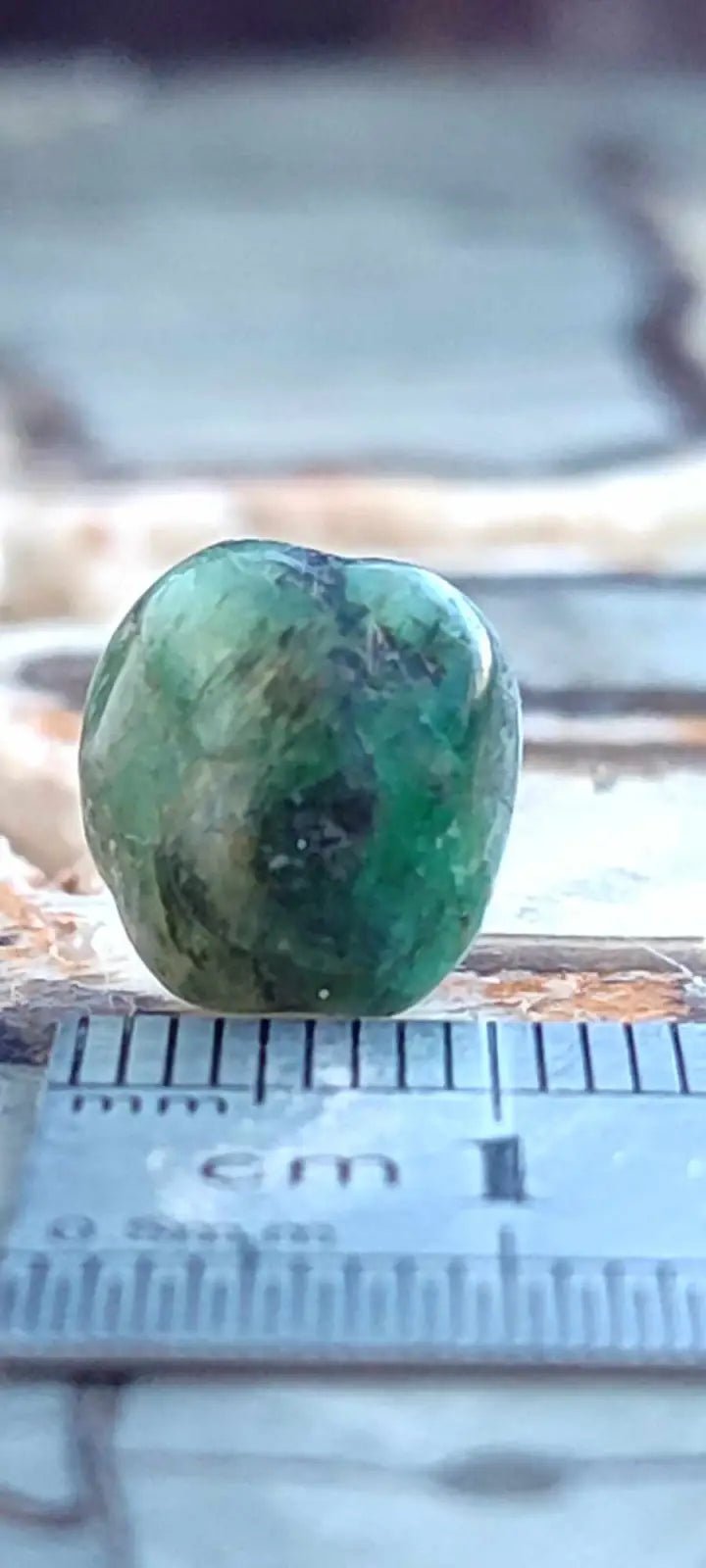 Load image into Gallery viewer, Emeraude cristallisée de Colombie pierre roulée Grade A++++ Emeraude pierre roulée
