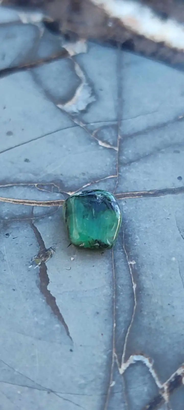 Chargez l&#39;image dans la visionneuse de la galerie, Emeraude cristallisée de Colombie pierre roulée Grade A++++ Emeraude pierre roulée
