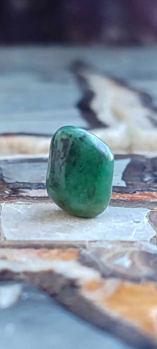 Emeraude cristallisée de Colombie pierre roulée Grade A++++ Emeraude pierre roulée