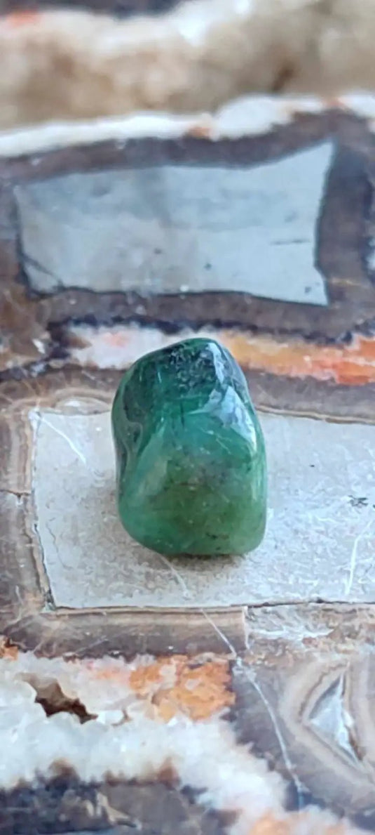 Emeraude cristallisée de Colombie pierre roulée Grade A++++ Emeraude pierre roulée