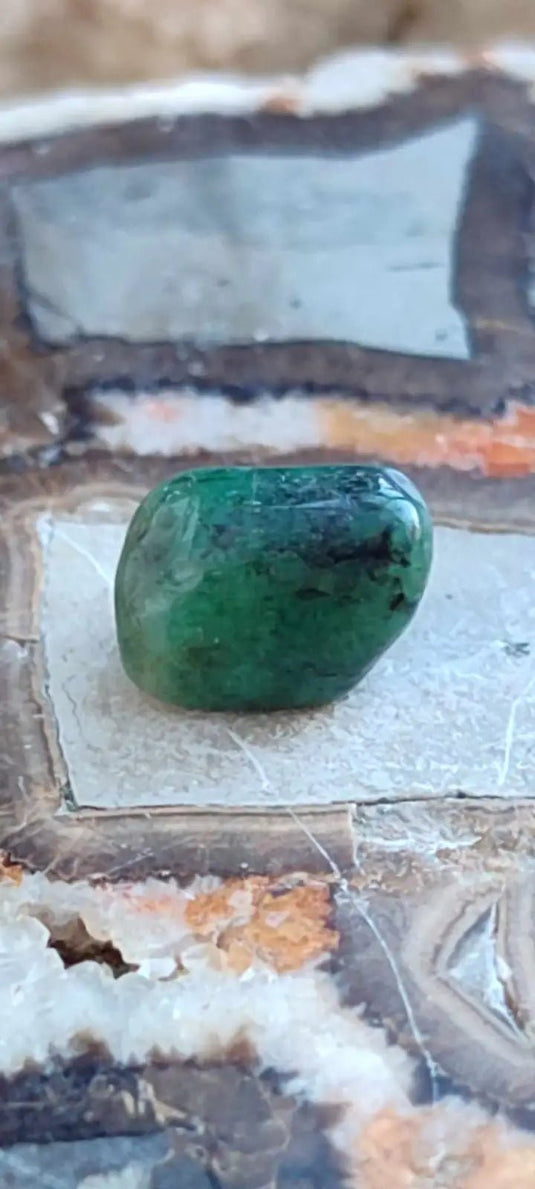 Emeraude cristallisée de Colombie pierre roulée Grade A++++ Emeraude pierre roulée