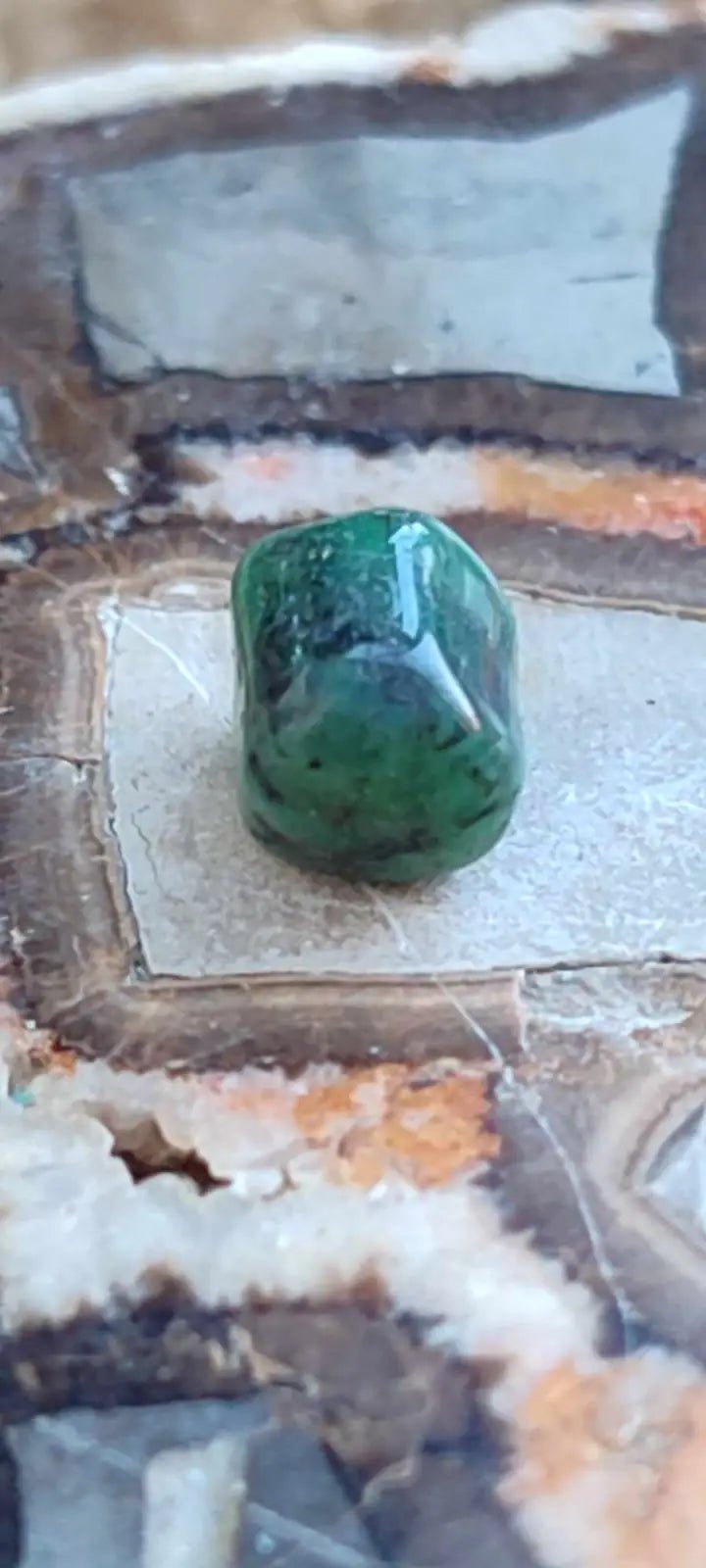 Chargez l'image dans la visionneuse de la galerie, Emeraude cristallisée de Colombie pierre roulée Grade A++++ Emeraude pierre roulée
