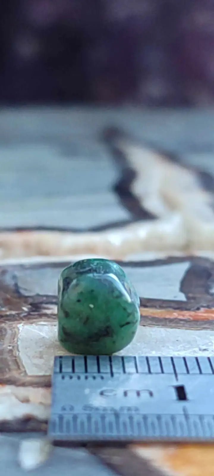 Chargez l'image dans la visionneuse de la galerie, Emeraude cristallisée de Colombie pierre roulée Grade A++++ Emeraude pierre roulée
