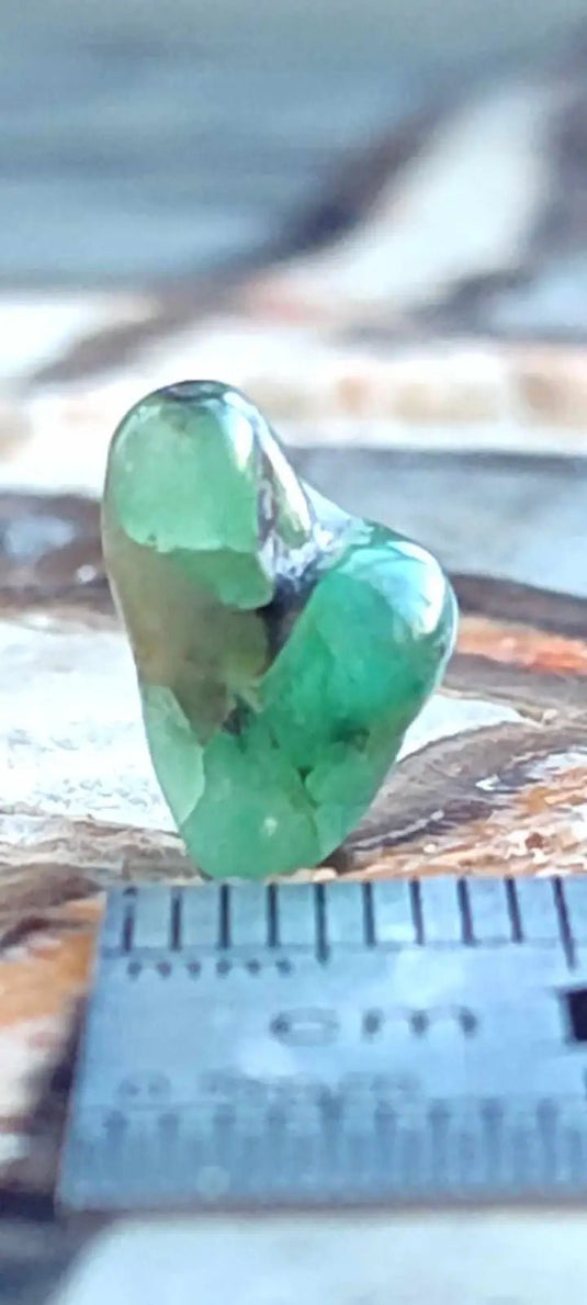 Emeraude cristallisée de Colombie pierre roulée Grade A++++ Emeraude pierre roulée