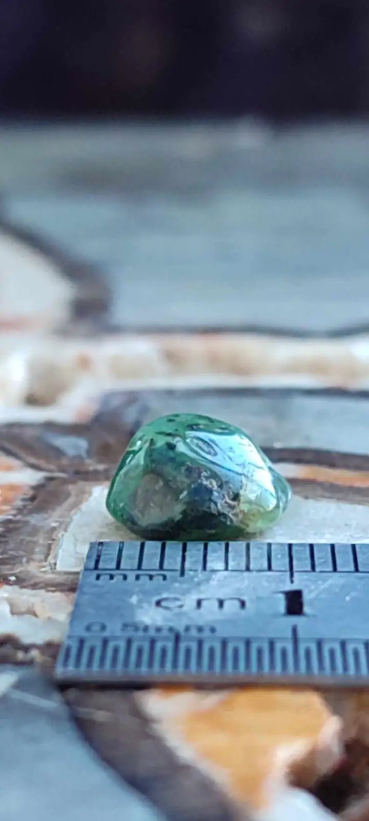 Chargez l'image dans la visionneuse de la galerie, Emeraude cristallisée de Colombie pierre roulée Grade A++++ Emeraude pierre roulée
