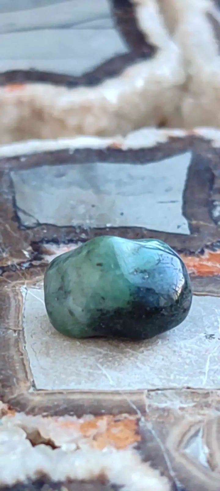 Load image into Gallery viewer, Emeraude cristallisée de Colombie pierre roulée Grade A++++ Emeraude pierre roulée
