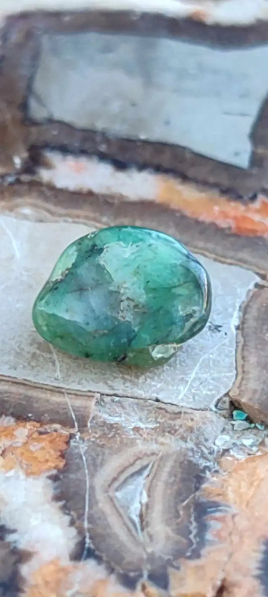 Emeraude cristallisée de Colombie pierre roulée Grade A++++ Emeraude pierre roulée