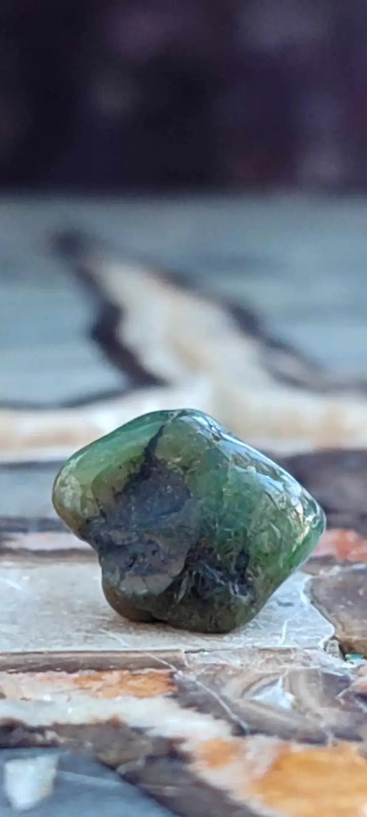 Emeraude cristallisée de Colombie pierre roulée Grade A++++ Emeraude pierre roulée