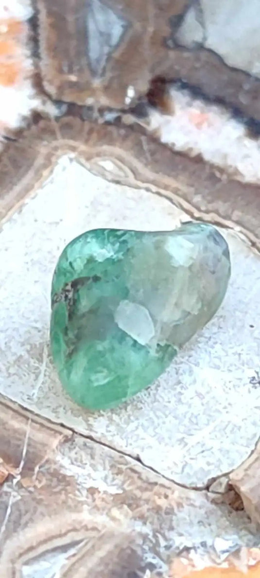 Emeraude cristallisée de Colombie pierre roulée Grade A++++ Emeraude pierre roulée