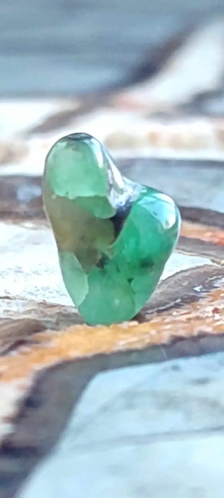 Chargez l'image dans la visionneuse de la galerie, Emeraude cristallisée de Colombie pierre roulée Grade A++++ Emeraude pierre roulée
