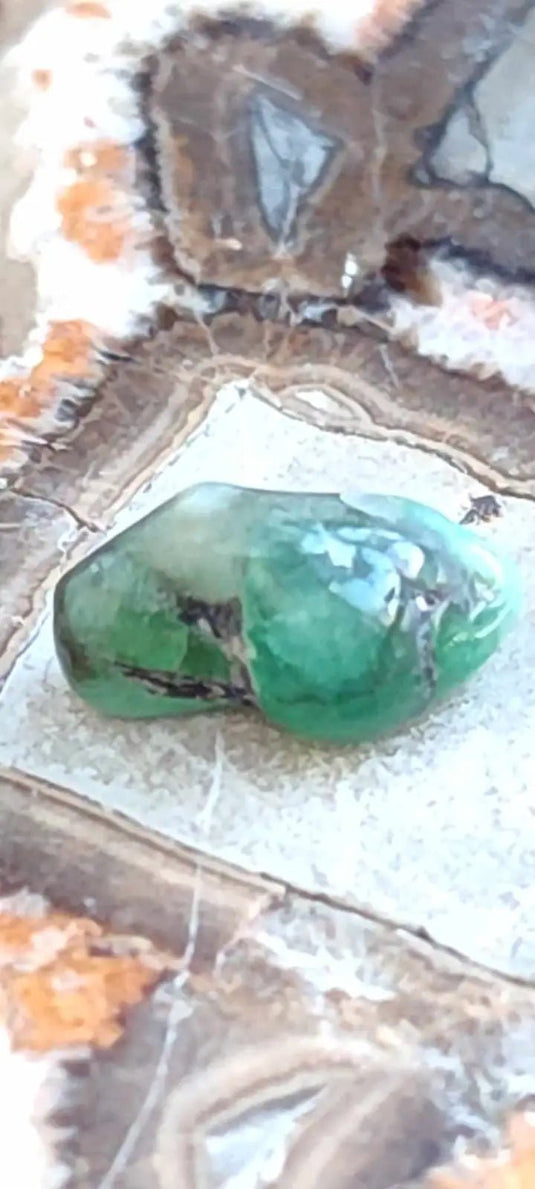 Emeraude cristallisée de Colombie pierre roulée Grade A++++ Emeraude pierre roulée