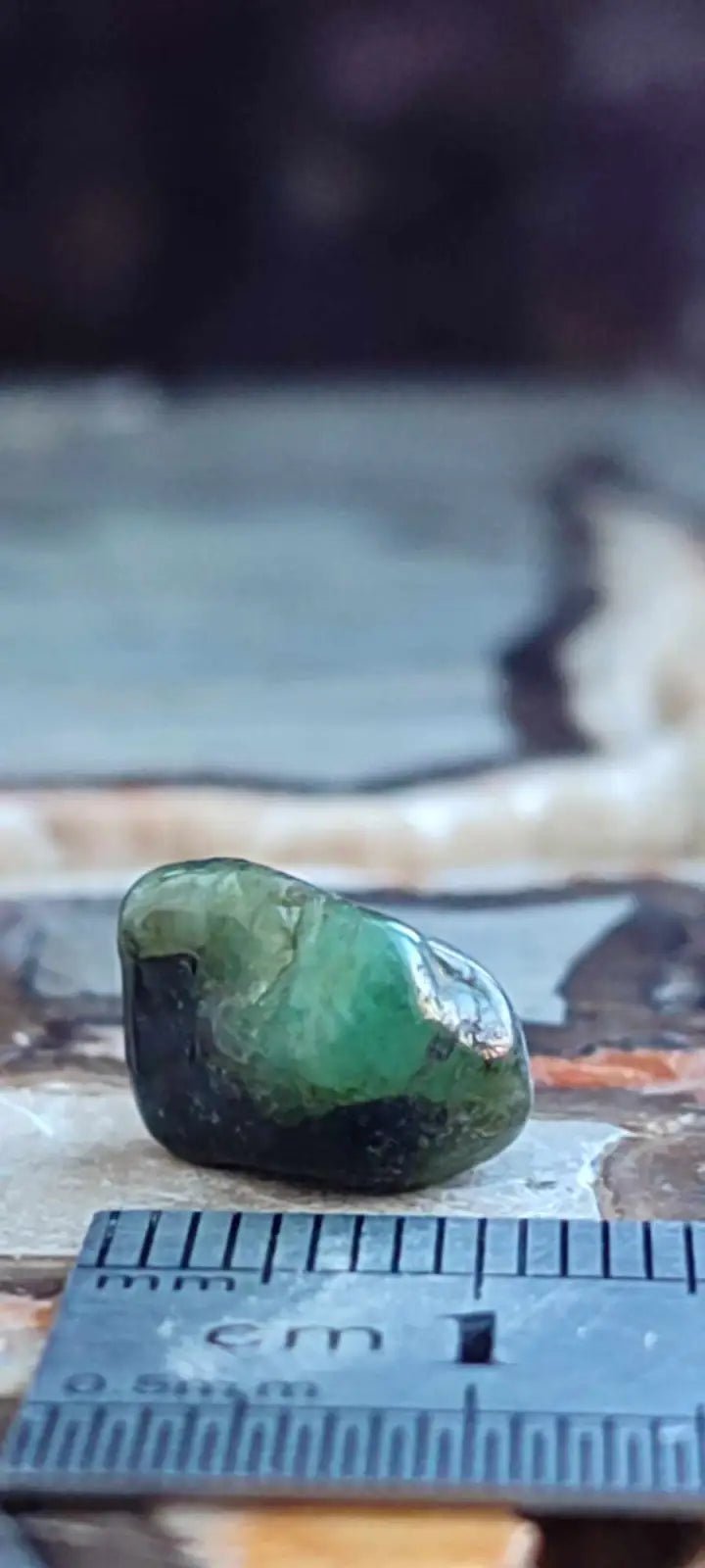 Chargez l'image dans la visionneuse de la galerie, Emeraude cristallisée de Colombie pierre roulée Grade A++++ Emeraude pierre roulée
