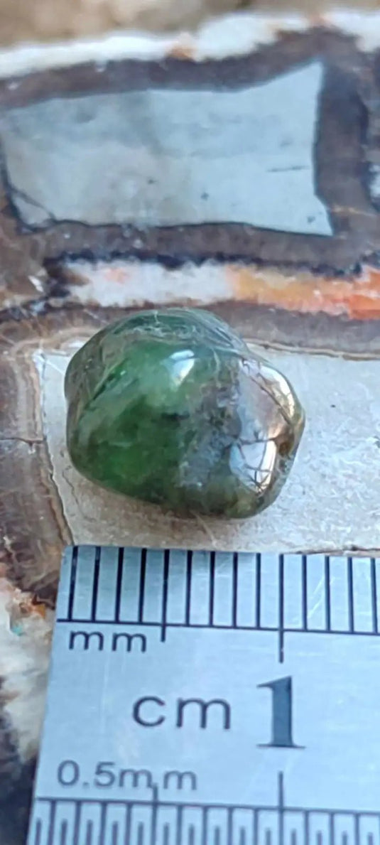 Emeraude cristallisée de Colombie pierre roulée Grade A++++ Emeraude pierre roulée