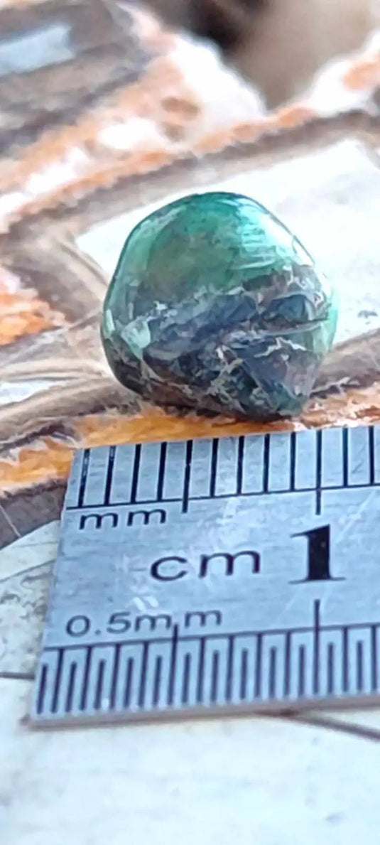 Emeraude cristallisée de Colombie pierre roulée Grade A++++ Emeraude pierre roulée