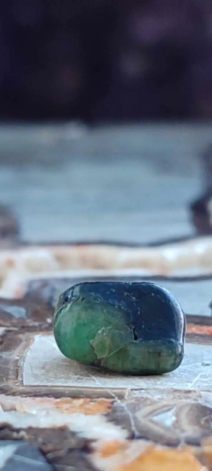 Chargez l'image dans la visionneuse de la galerie, Emeraude cristallisée de Colombie pierre roulée Grade A++++ Emeraude pierre roulée
