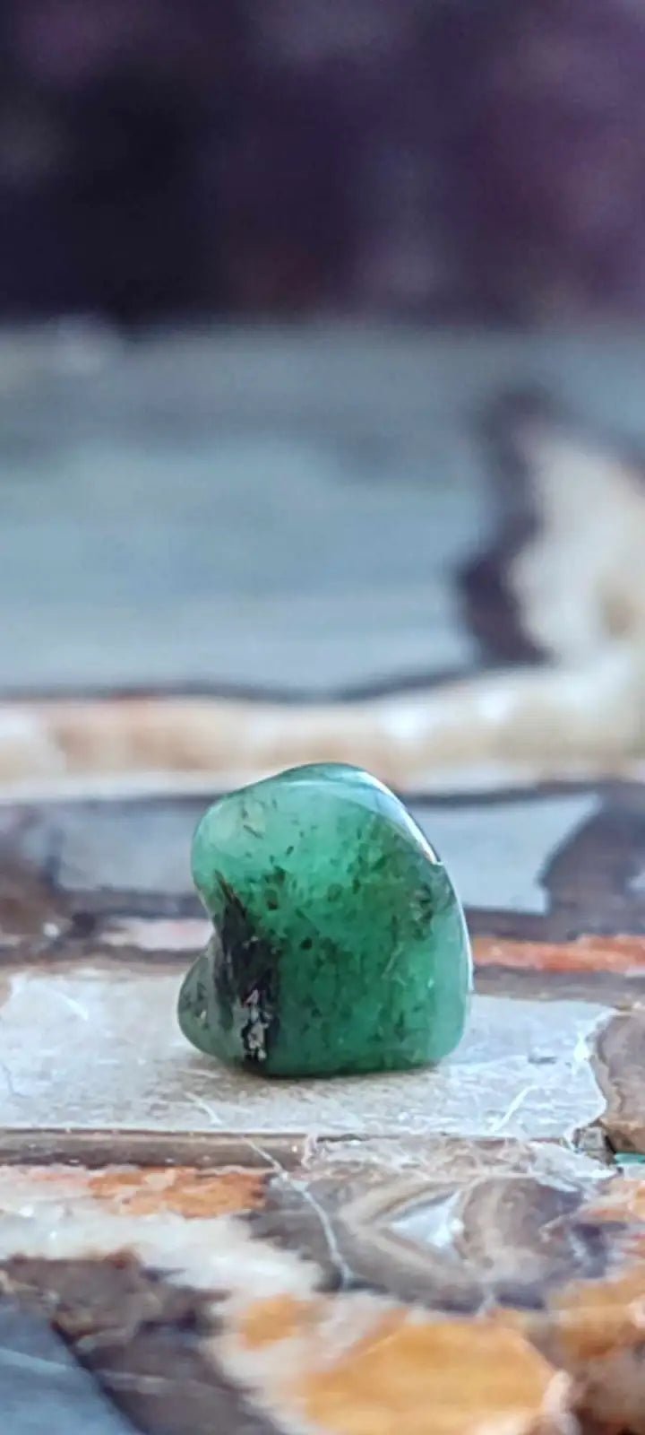 Load image into Gallery viewer, Emeraude cristallisée de Colombie pierre roulée Grade A++++ Emeraude pierre roulée
