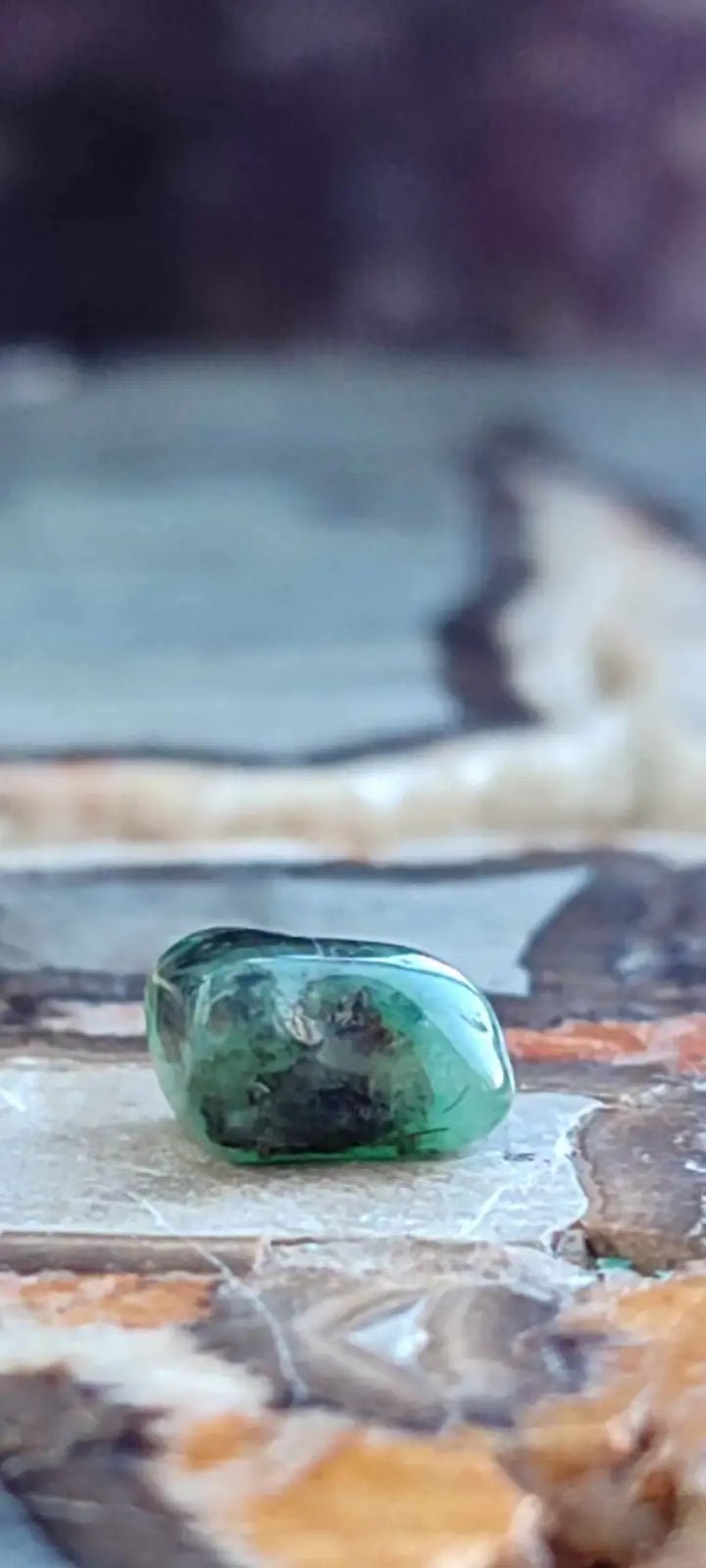 Load image into Gallery viewer, Emeraude cristallisée de Colombie pierre roulée Grade A++++ Emeraude pierre roulée
