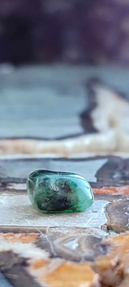 Emeraude cristallisée de Colombie pierre roulée Grade A++++ Emeraude pierre roulée