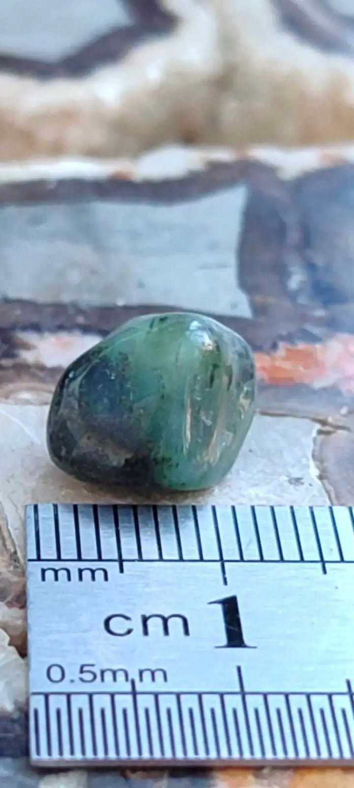 Load image into Gallery viewer, Emeraude cristallisée de Colombie pierre roulée Grade A++++ Emeraude pierre roulée
