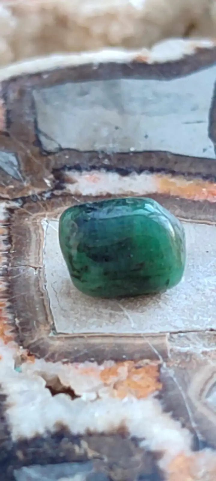 Chargez l'image dans la visionneuse de la galerie, Emeraude cristallisée de Colombie pierre roulée Grade A++++ Emeraude pierre roulée
