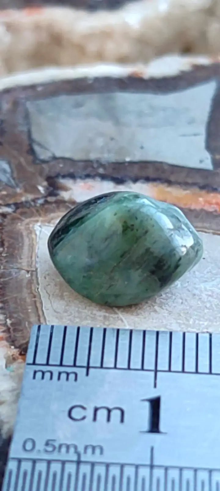 Load image into Gallery viewer, Emeraude cristallisée de Colombie pierre roulée Grade A++++ Emeraude pierre roulée
