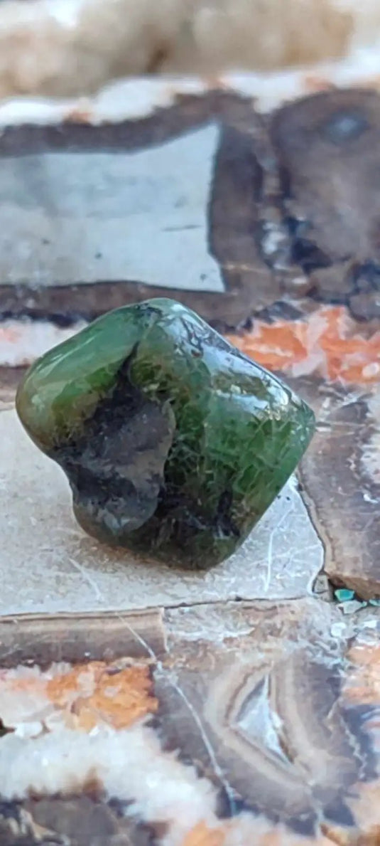 Emeraude cristallisée de Colombie pierre roulée Grade A++++ Emeraude pierre roulée