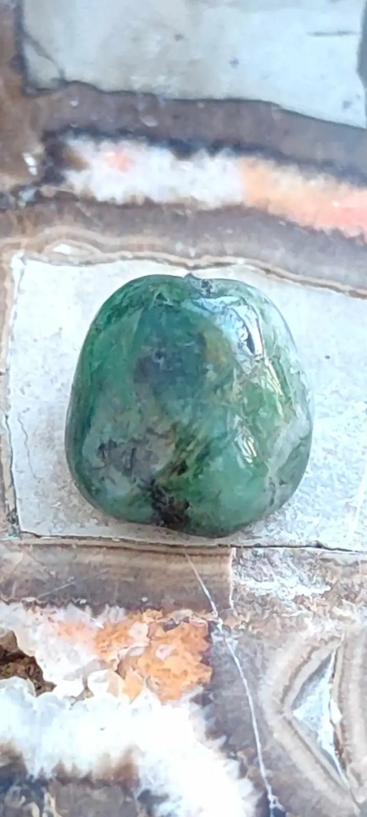 Load image into Gallery viewer, Emeraude cristallisée de Colombie pierre roulée Grade A++++ Emeraude pierre roulée
