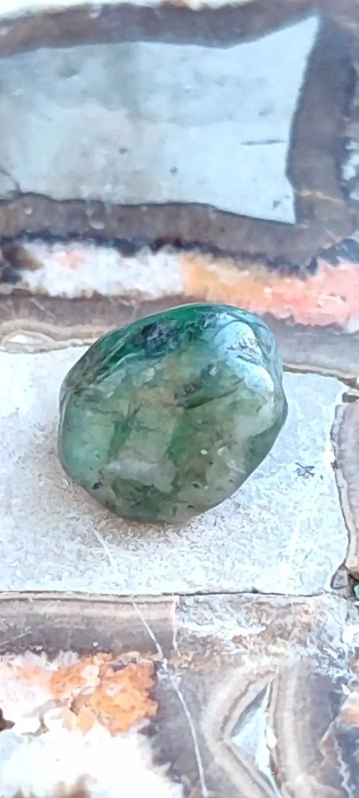 Load image into Gallery viewer, Emeraude cristallisée de Colombie pierre roulée Grade A++++ Emeraude pierre roulée
