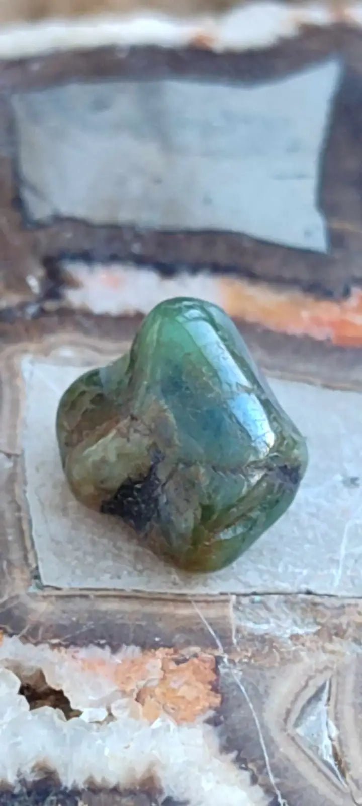 Chargez l&#39;image dans la visionneuse de la galerie, Emeraude cristallisée de Colombie pierre roulée Grade A++++ Emeraude pierre roulée
