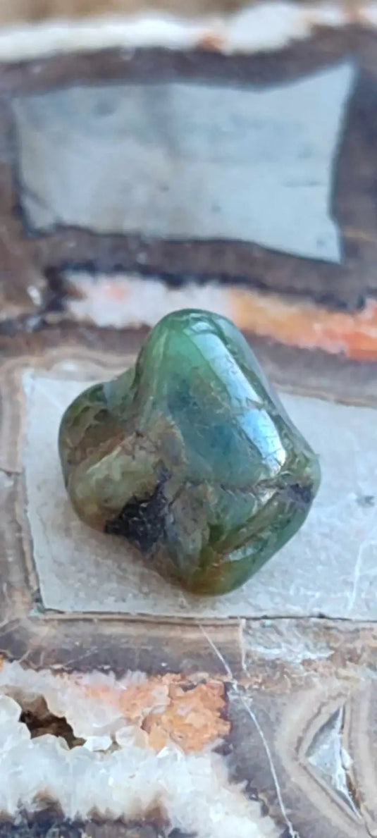 Emeraude cristallisée de Colombie pierre roulée Grade A++++ Emeraude pierre roulée