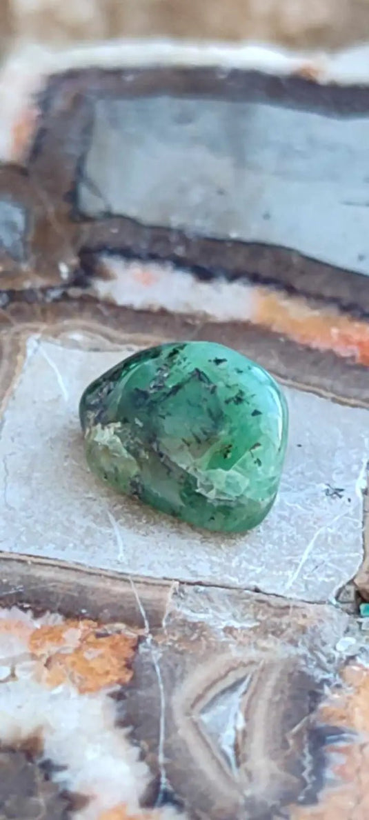 Emeraude cristallisée de Colombie pierre roulée Grade A++++ Emeraude pierre roulée