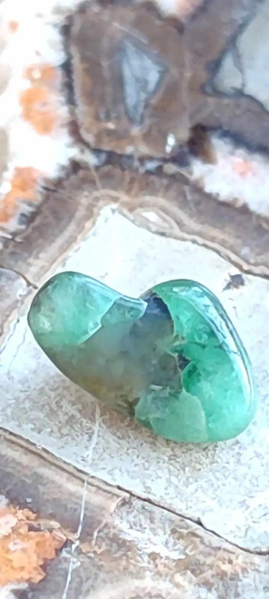 Emeraude cristallisée de Colombie pierre roulée Grade A++++ Emeraude pierre roulée