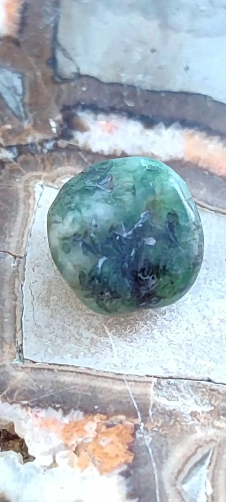 Load image into Gallery viewer, Emeraude cristallisée de Colombie pierre roulée Grade A++++ Emeraude pierre roulée
