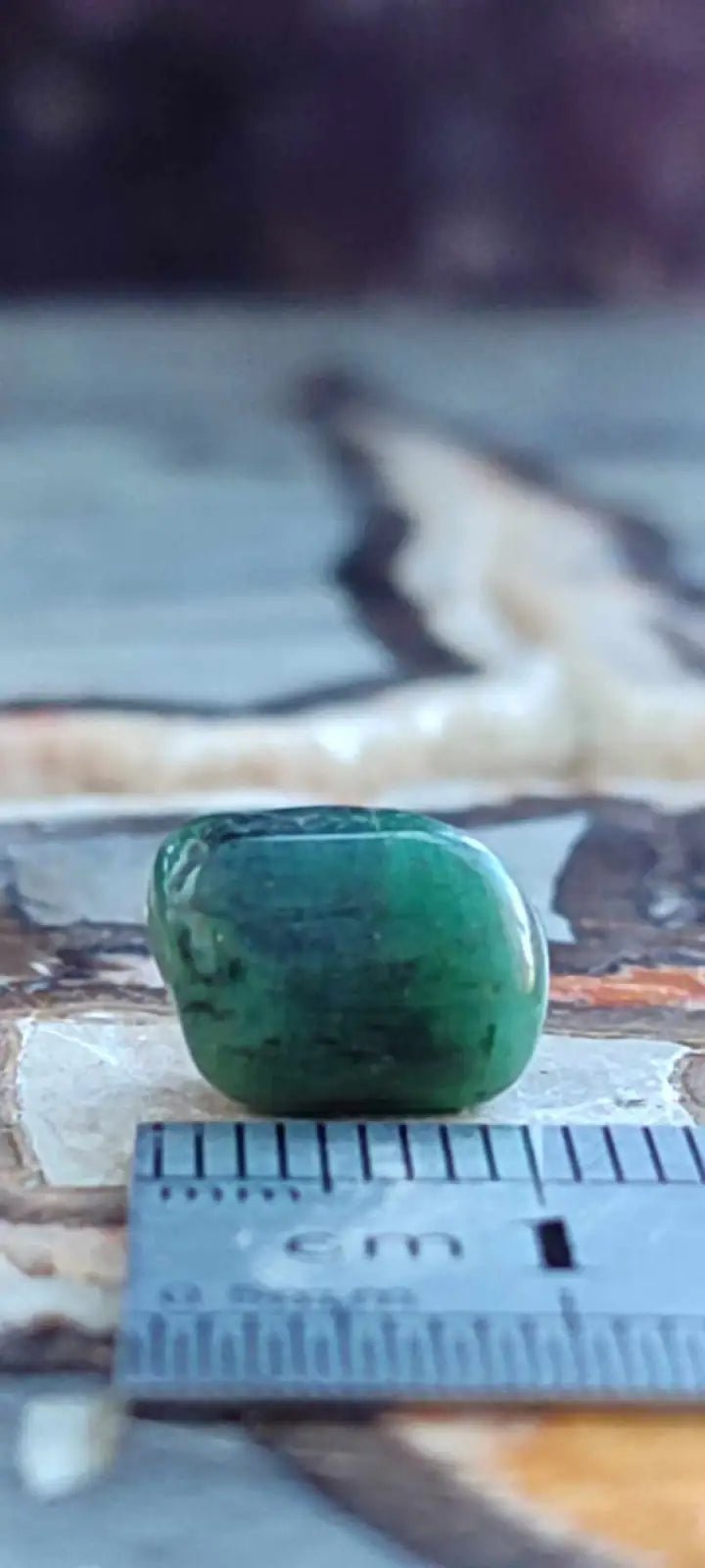 Chargez l'image dans la visionneuse de la galerie, Emeraude cristallisée de Colombie pierre roulée Grade A++++ Emeraude pierre roulée
