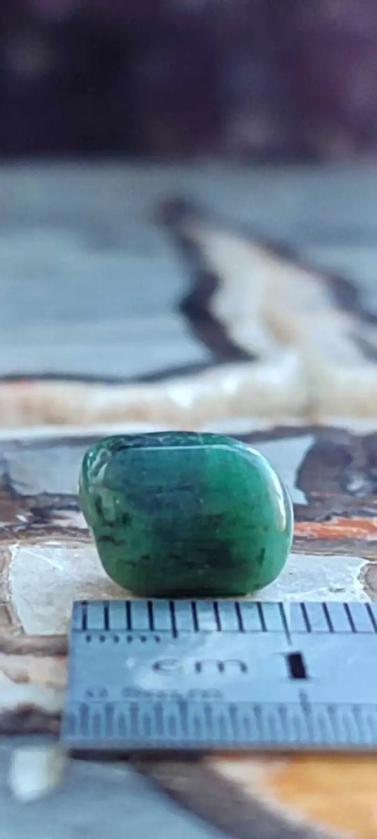 Emeraude cristallisée de Colombie pierre roulée Grade A++++ Emeraude pierre roulée