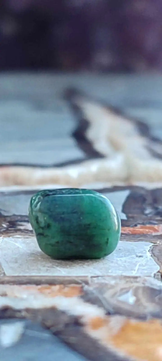 Emeraude cristallisée de Colombie pierre roulée Grade A++++ Emeraude pierre roulée