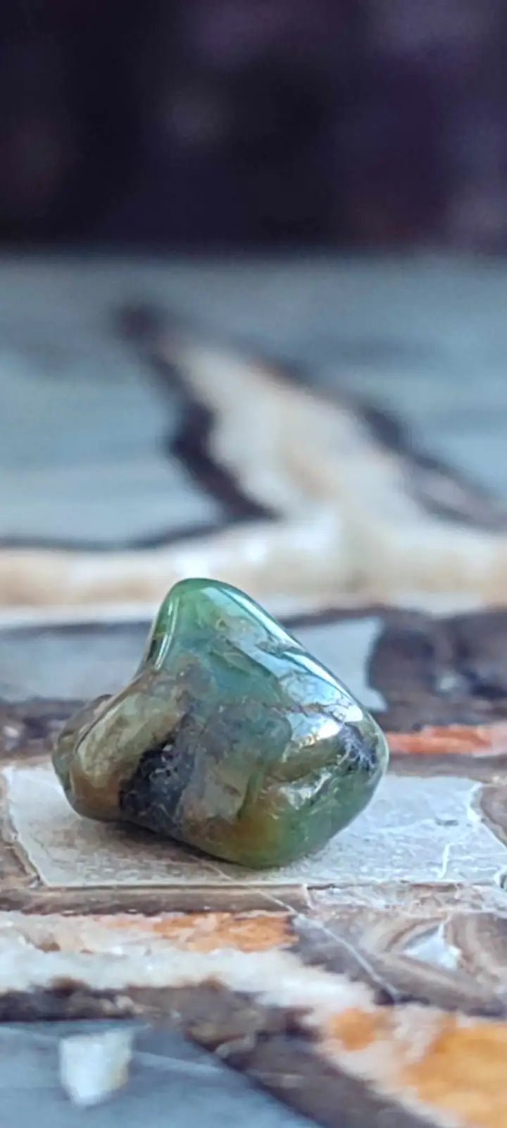 Chargez l&#39;image dans la visionneuse de la galerie, Emeraude cristallisée de Colombie pierre roulée Grade A++++ Emeraude pierre roulée
