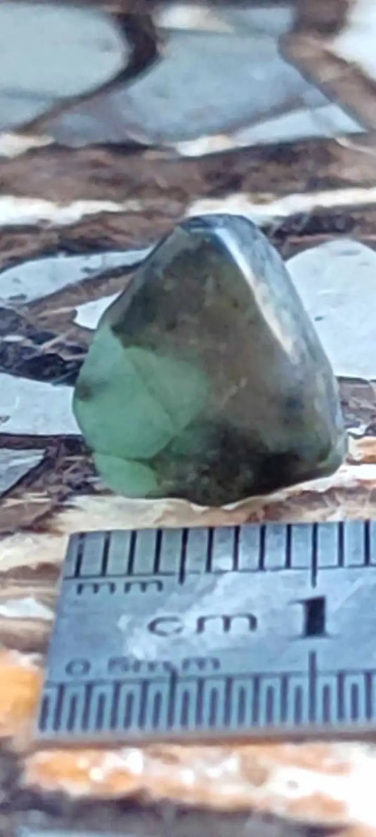 Emeraude cristallisée de Colombie pierre roulée Grade A++++ Emeraude pierre roulée