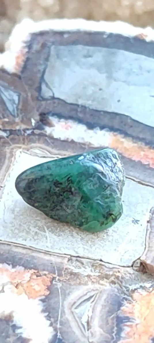 Emeraude cristallisée de Colombie pierre roulée Grade A++++ Emeraude pierre roulée