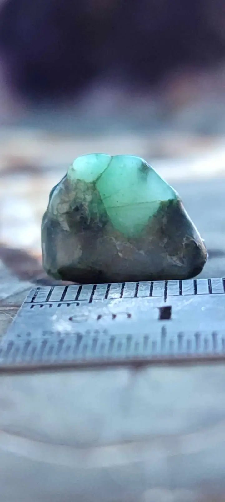 Chargez l'image dans la visionneuse de la galerie, Emeraude cristallisée de Colombie pierre roulée Grade A++++ Emeraude pierre roulée
