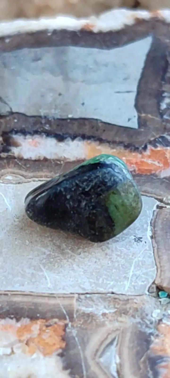 Chargez l'image dans la visionneuse de la galerie, Emeraude cristallisée de Colombie pierre roulée Grade A++++ Emeraude pierre roulée
