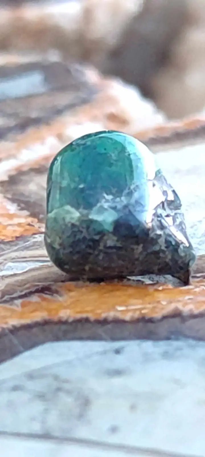 Chargez l&#39;image dans la visionneuse de la galerie, Emeraude cristallisée de Colombie pierre roulée Grade A++++ Emeraude pierre roulée
