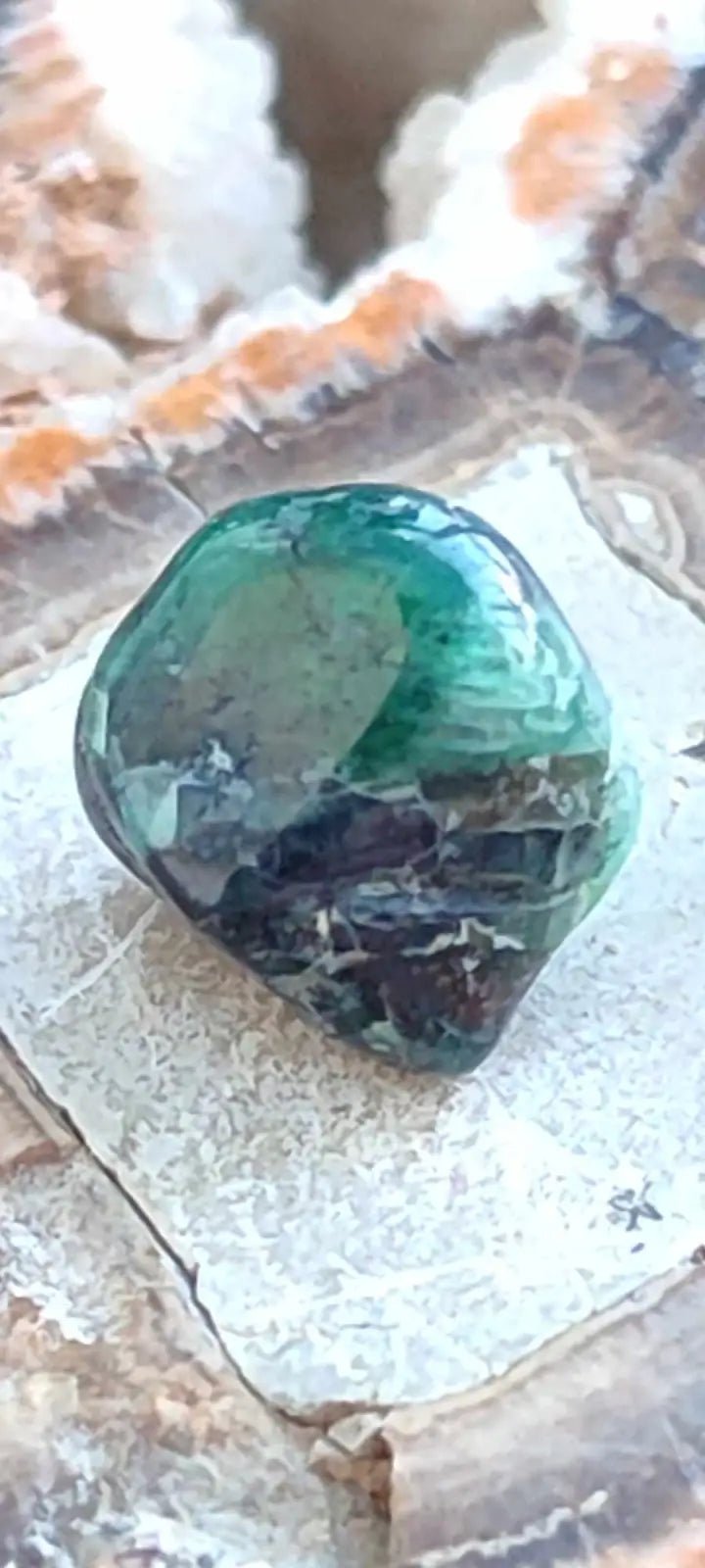 Chargez l&#39;image dans la visionneuse de la galerie, Emeraude cristallisée de Colombie pierre roulée Grade A++++ Emeraude pierre roulée
