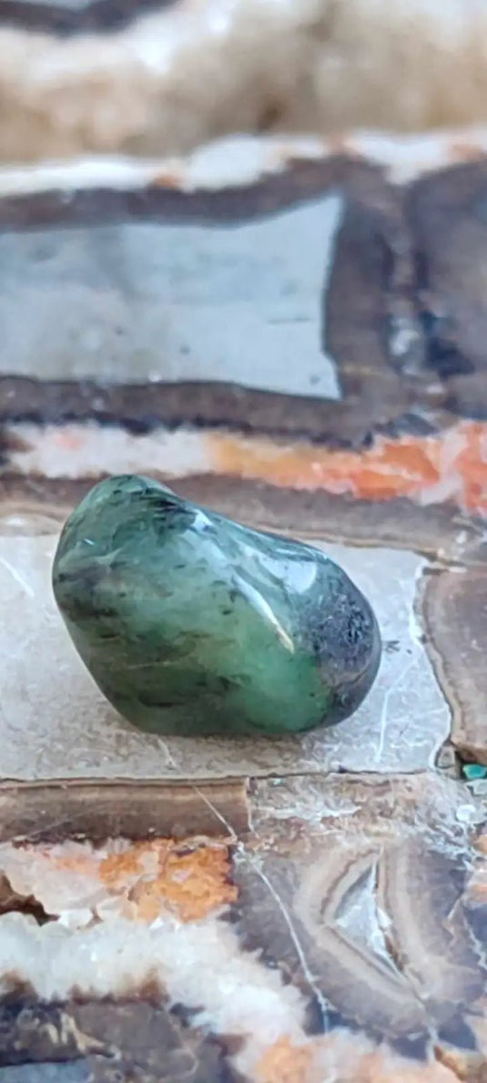 Emeraude cristallisée de Colombie pierre roulée Grade A++++ Emeraude pierre roulée