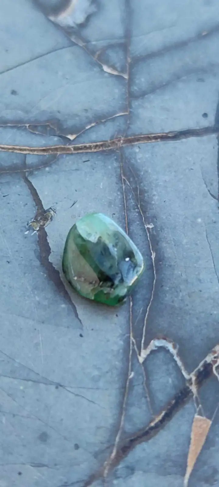 Chargez l&#39;image dans la visionneuse de la galerie, Emeraude cristallisée de Colombie pierre roulée Grade A++++ Emeraude pierre roulée
